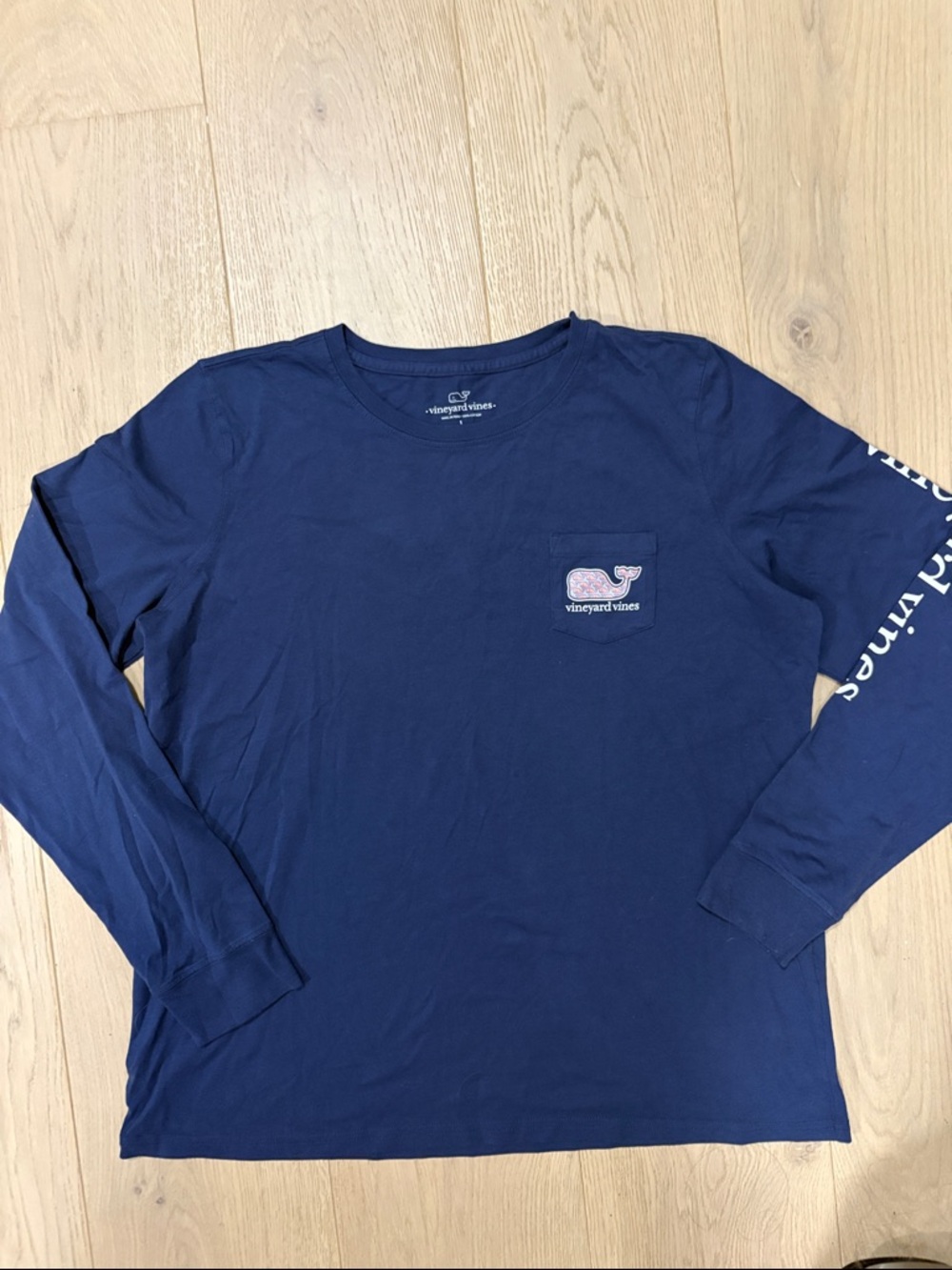 Vineyard Vines NWT navy women’s Long-Sleeve Pocket Tee, Whale Patch, size L.